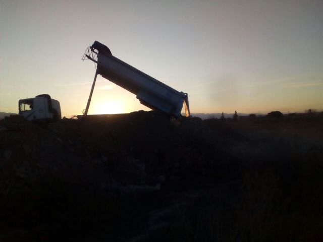 Cambiemos Murcia denuncia que la escombrera ilegal de San Ginés continúa recibiendo gran cantidad de residuos - 4, Foto 4