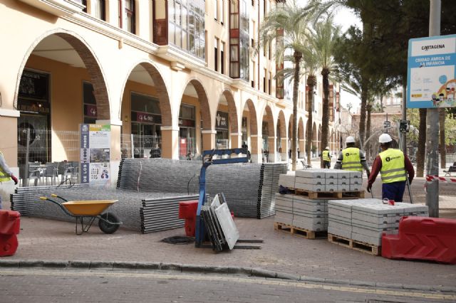Las obras de la plaza de Juan XXIII han comenzado este lunes en la zona central de la plaza - 1, Foto 1