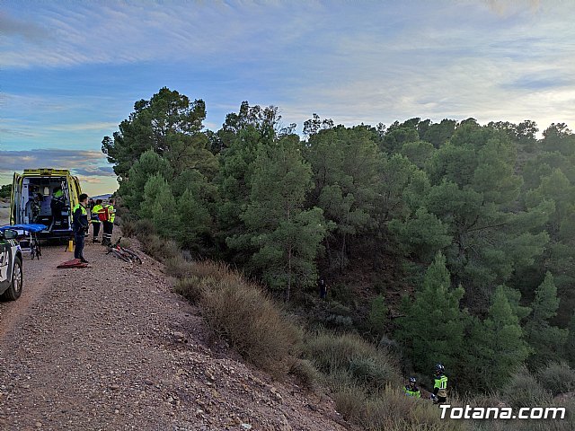 Rescatan a un ciclista tras caer a un barranco junto al Trasvase, Foto 1