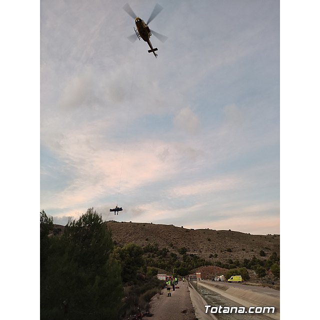 Rescatan a un ciclista tras caer a un barranco junto al Trasvase, Foto 7
