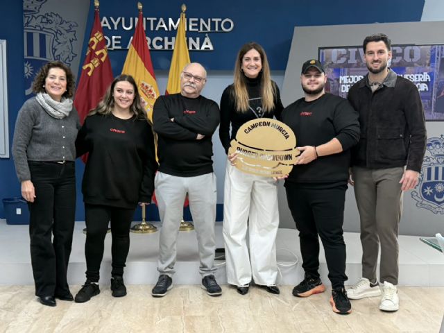 La alcaldesa de Archena recibe al ganador de la mejor hamburguesa de la Región de Murcia - 2, Foto 2