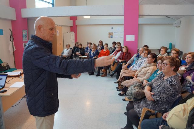 Las integrantes de la asociación de mujeres Isabel González torreña continúan ampliando sus conocimientos - 2, Foto 2