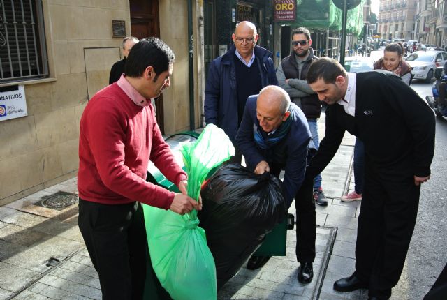 Los establecimientos hosteleros de la Plaza de las Flores y alrededores estrenan un innovador servicio de recogida de residuos - 1, Foto 1