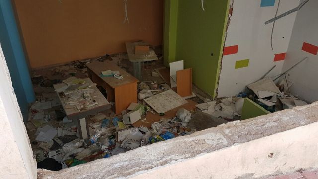 El PSOE exige la limpieza y tapiado del antiguo local de ASPROSOCU convertido en un nido de basura y roedores, en pleno barrio de San Pedro - 1, Foto 1
