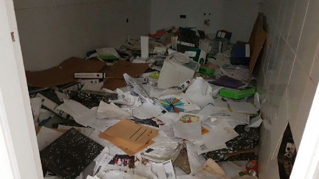 El PSOE exige la limpieza y tapiado del antiguo local de ASPROSOCU convertido en un nido de basura y roedores, en pleno barrio de San Pedro - 2, Foto 2