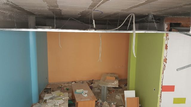 El PSOE exige la limpieza y tapiado del antiguo local de ASPROSOCU convertido en un nido de basura y roedores, en pleno barrio de San Pedro - 3, Foto 3