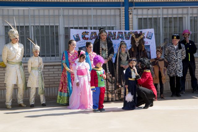 Los alumnos del Ramón y Cajal celebran su particular batalla de cascarones - 1, Foto 1