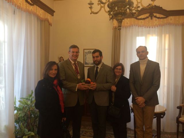 El Coronel del RAA73 recibe la medalla de Hermano de la Cofradía de San Ginés de la Jara. - 2, Foto 2