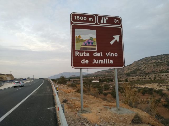 La Comunidad instala nueva señalización turística para potenciar la visibilidad de las rutas del vino de la Región - 1, Foto 1