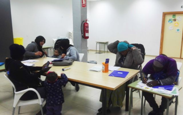 El barrio del Carmen sigue con sus actividades de español y alfabetización para inmigrantes, y de apoyo escolar - 1, Foto 1