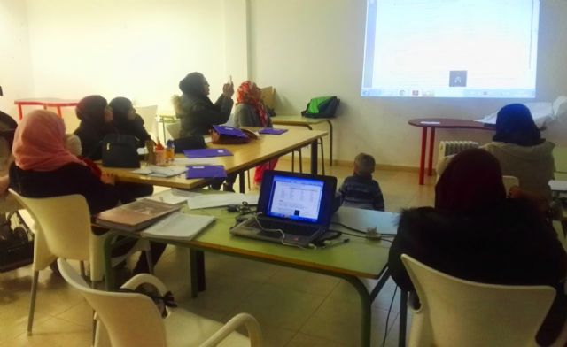 El barrio del Carmen sigue con sus actividades de español y alfabetización para inmigrantes, y de apoyo escolar - 4, Foto 4