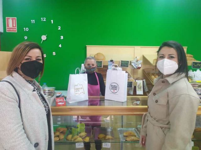 Las responsables de las áreas de Hacienda y Comercio visitan algunos de los establecimientos comerciales muleños - 1, Foto 1