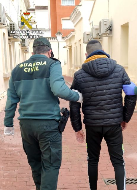 La Guardia Civil detiene a tres personas por el robo en un comercio de Campos del Río - 1, Foto 1