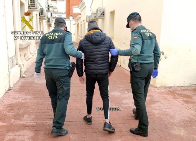 La Guardia Civil detiene a tres personas por el robo en un comercio de Campos del Río - 2, Foto 2