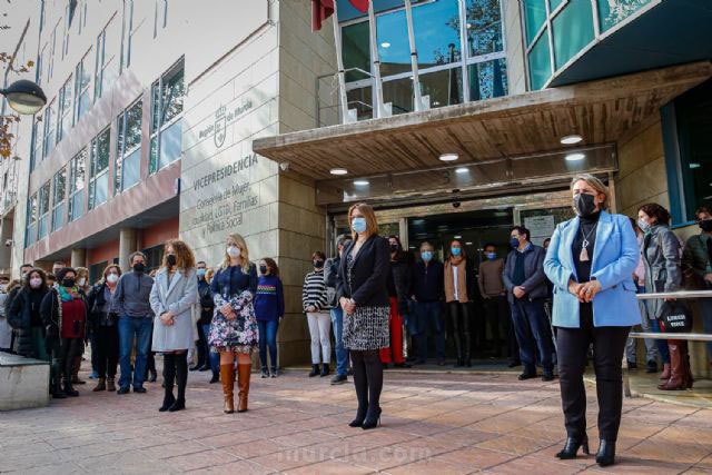 Minuto de silencio por la chica asesinada en Totana por su expareja, Foto 1