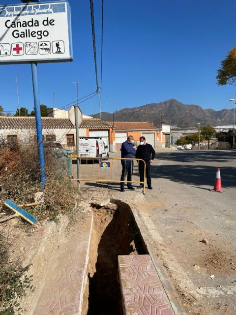El alcalde visita las obras de soterramiento de la lnea elctrica en Caada de Gallego, Foto 1