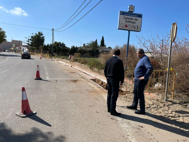 El alcalde visita las obras de soterramiento de la lnea elctrica en Caada de Gallego, Foto 3