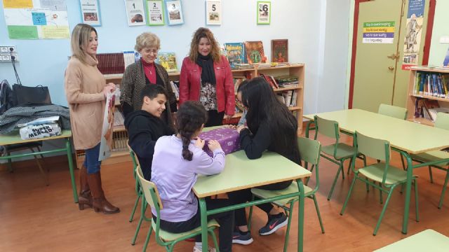 El Ayuntamiento de Molina de Segura conmemora el Día Internacional de la Mujer y la Niña en la Ciencia con el reparto de juegos educativos a todos los colegios de Educación Primaria - 2, Foto 2