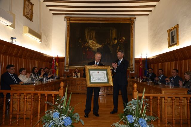 Alfonso Navarro recibe el título de Hijo Predilecto de Caravaca tras su dilatada carrera profesional en la Policía Nacional - 1, Foto 1