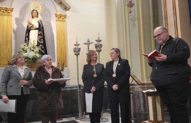 La Cofradía del Resucitado impone las medallas a las hermanas de la Junta de Damas - 5, Foto 5