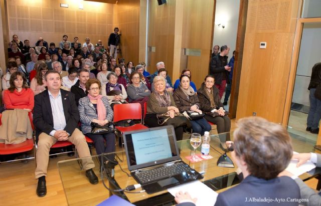 Margarita Salas dio una lección sobre el ADN en la segunda conferencia de los Premios Nobel - 3, Foto 3