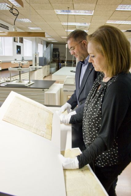 La Consejería de Cultura entrega cinco documentos restaurados en soporte de pergamino de los siglos XIV y XV, Foto 2
