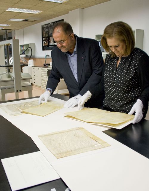 La Consejería de Cultura entrega cinco documentos restaurados en soporte de pergamino de los siglos XIV y XV, Foto 3