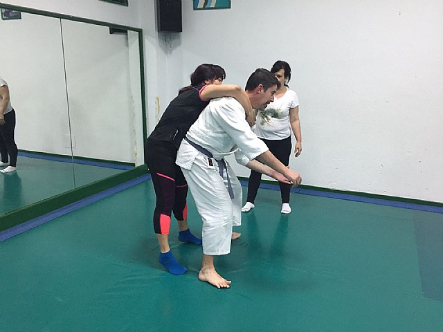 Éxito de participación en el taller de defensa personal para la mujer organizado por el PSOE de Totana en el Día de la Mujer, Foto 6