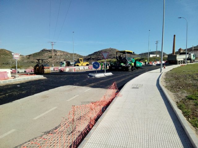 Comienzan las obras de asfaltado en la rotonda de la carretera RM-F43 en La Unión - 1, Foto 1