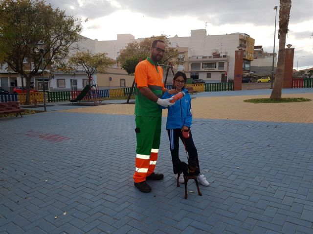 El Ayuntamiento continúa con su campaña de reparto de botellas de agua y vinagre para acabar con las machas de orines de mascotas - 1, Foto 1