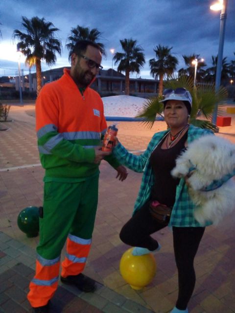 El Ayuntamiento continúa con su campaña de reparto de botellas de agua y vinagre para acabar con las machas de orines de mascotas - 2, Foto 2