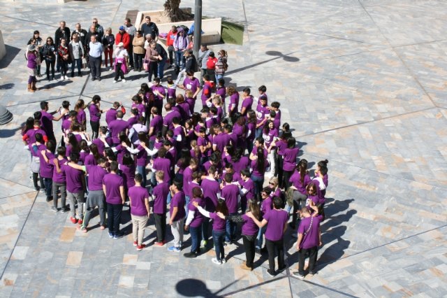 Los estudiantes laten por la Igualdad organizando un corazón humano en la plaza de la Balsa Vieja a través de la actividad de sensibilización “Latidos con igualdad”, Foto 2