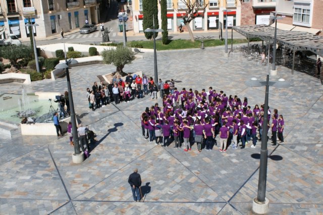 Los estudiantes laten por la Igualdad organizando un corazón humano en la plaza de la Balsa Vieja a través de la actividad de sensibilización “Latidos con igualdad”, Foto 3