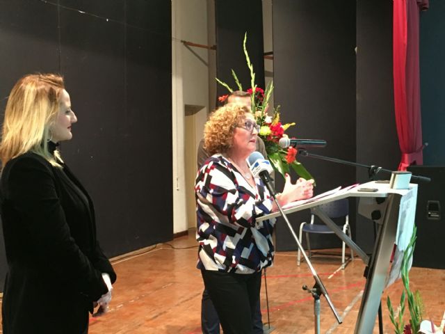 La psicóloga Juana Fuentes, especializada en atención a mujeres víctimas de violencia de género, recogió el Premio 8M de San Javier - 1, Foto 1