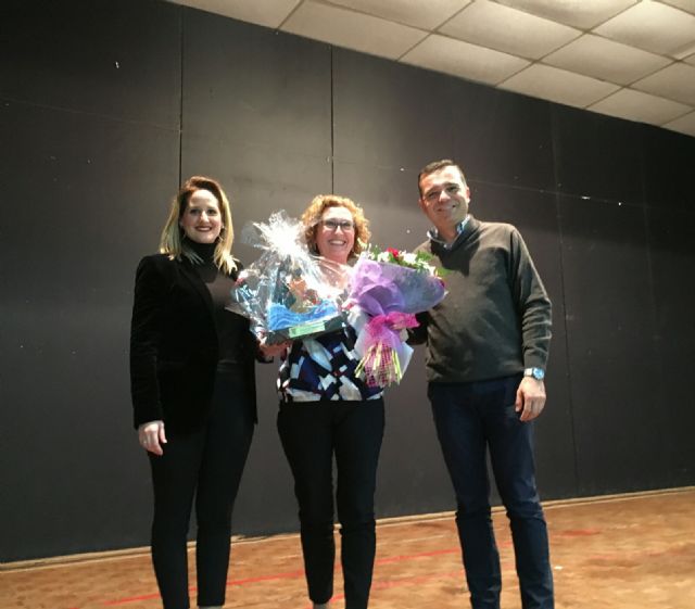 La psicóloga Juana Fuentes, especializada en atención a mujeres víctimas de violencia de género, recogió el Premio 8M de San Javier - 2, Foto 2