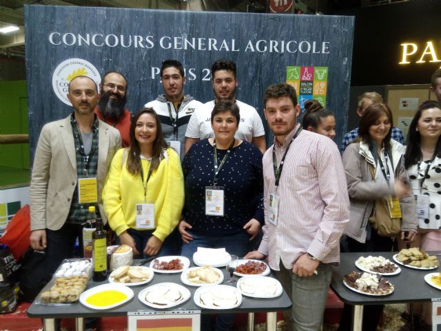 Dos alumnos del Cifea de Jumilla participan en el Concurso de jóvenes profesionales del vino en el Salón Internacional de Agricultura celebrado en París - 1, Foto 1