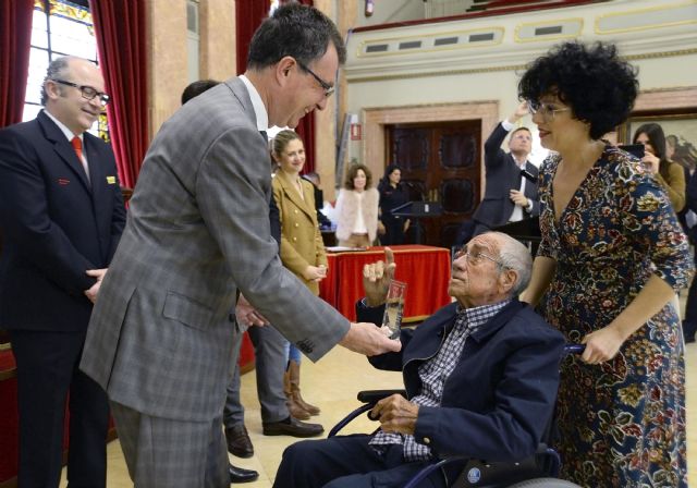 El Ayuntamiento de Murcia homenajea la labor de los bomberos jubilados, con motivo de las fiestas de su Patrón - 3, Foto 3
