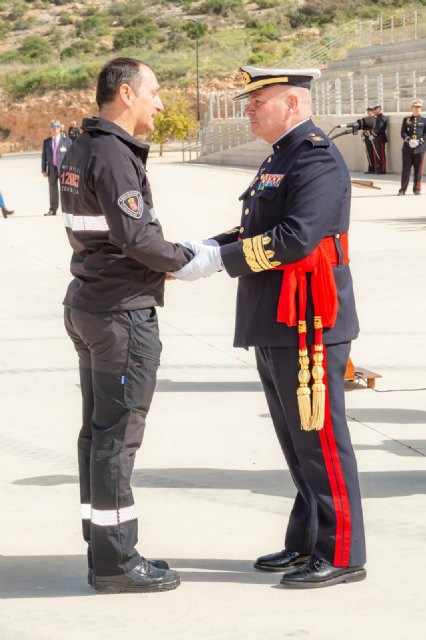 Dos auxiliares en Intervención de Emergencias reciben la distinción ‘Amigos de la Infantería de Marina’ de la Armada Española - 1, Foto 1