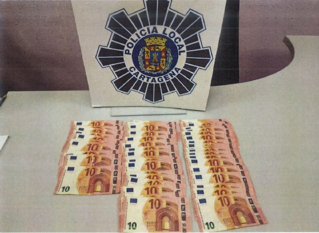 Detenida una pareja de jóvenes que intentaba utilizar billetes falsos en un salón de juegos - 1, Foto 1