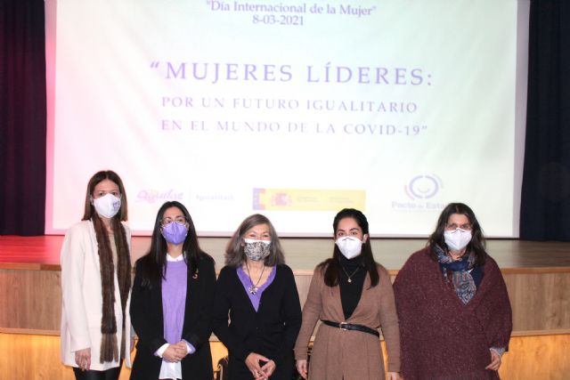 La lluvia no impide que Águilas reivindique la Igualdad entre géneros en el 8M - 1, Foto 1