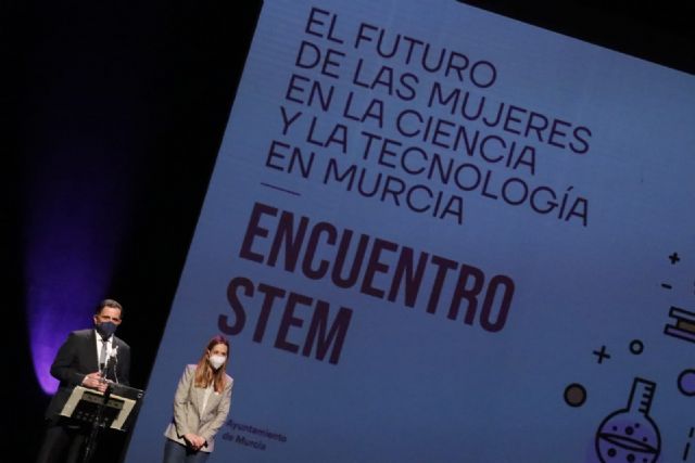 Cerca de un centenar de alumnas de instituto se adentran en las carreras de ciencias gracias a un encuentro organizado por el Ayuntamiento de Murcia - 1, Foto 1