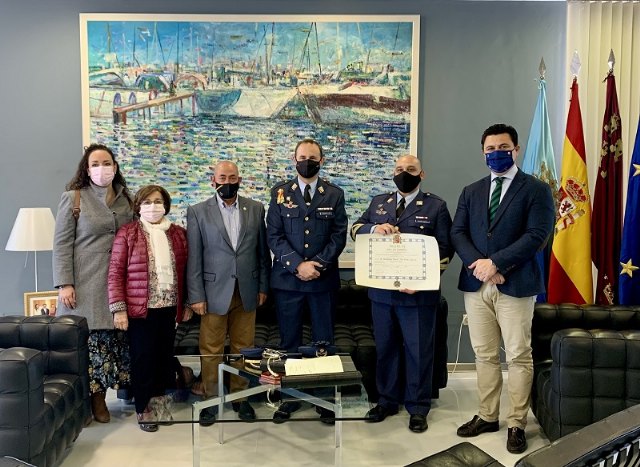 El alcalde, José Miguel Luengo entrega la Cruz de Plata al Mérito Civil al Sargento de la AGA, Bartolomé Emilio Martínez - 1, Foto 1