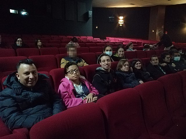 Salida al Cine Velasco de los usuarios del centro de da de personas con discapacidad, Foto 1