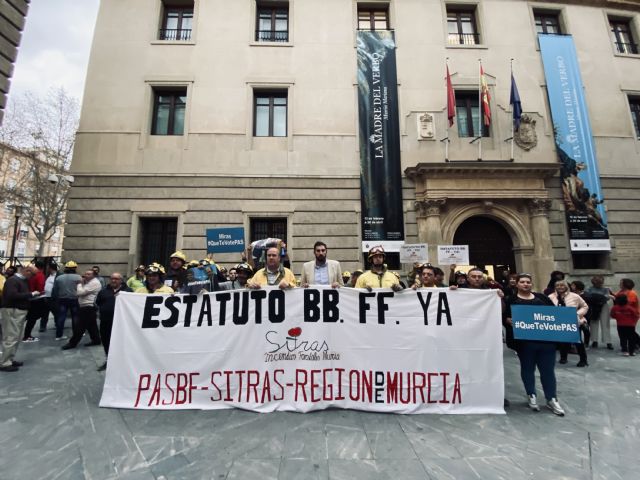 VOX acude a la concentración de los bomberos y los apoya en sus justas reivindicaciones - 1, Foto 1