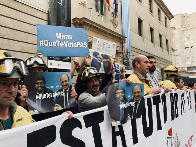 VOX acude a la concentración de los bomberos y los apoya en sus justas reivindicaciones - 4, Foto 4