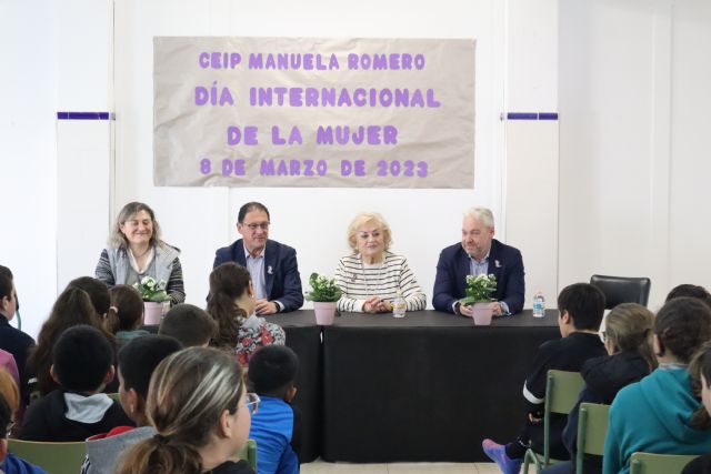 El CEIP Manuela Romero homenajea a Cruz Garca por el da de la mujer, Foto 1