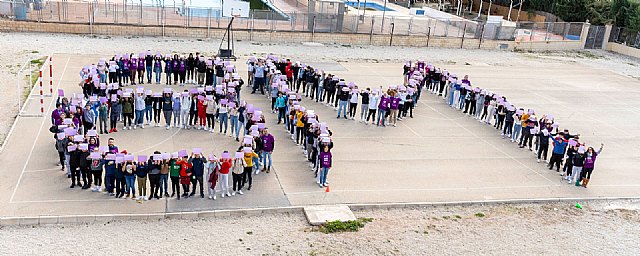 Mosaico humano por el 8M en el IES Valle del Segura - 1, Foto 1