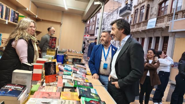 Lorca cierra su Feria del Libro con el broche multitudinario de Juan del Val - 4, Foto 4