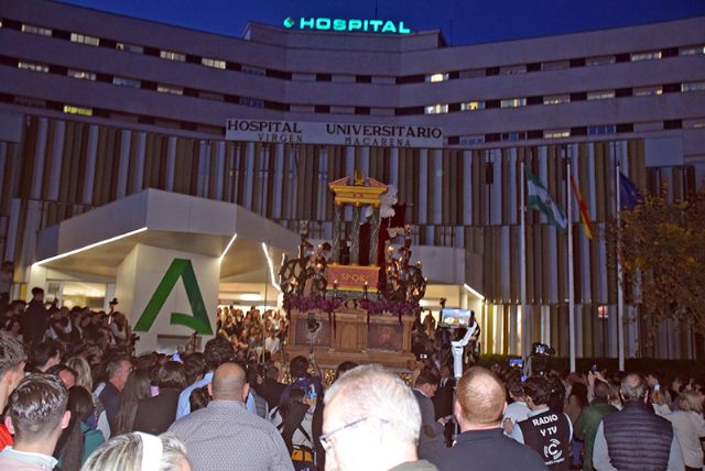 La Piedad lleva esperanza hasta el Hospital Virgen Macarena de Sevilla en uno de los momentos más emotivos de la jornada - 5, Foto 5
