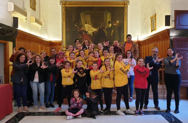 El alcalde y la edil de Deportes reciben al grupo de baile ‘Crazy to dance’, tras su clasificación para la final europea del concurso ‘Dancing Stars. Vive tu sueño’ - 1, Foto 1